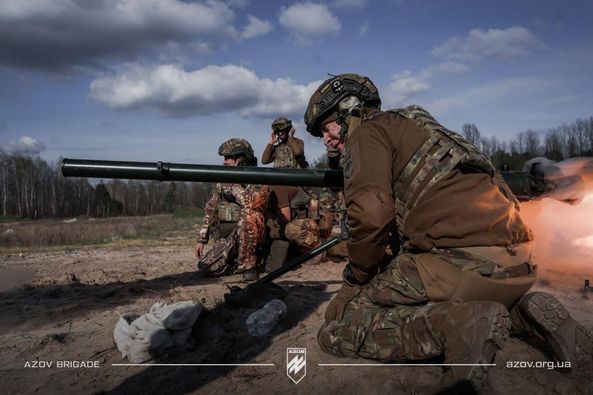 Рекрути штурмової бригади «Азов» разом із досвідченими інструкторами відшліфовують навички користування станковим протитанковим гранатометом (СПГ).