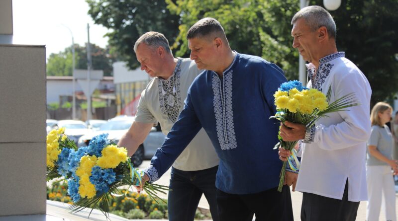 В Ізмаїлі сьогодні, в День Української Державності, відбулось урочисте покладання квітів до памʼятника невтомному борцю за свободу України — Тарасу Григоровичу Шевченку.